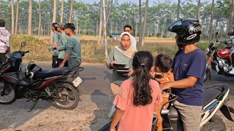Rayakan HUT ke-81 Republik Indonesia, SPPG Karanggondang Berbagi Nasi Kuning