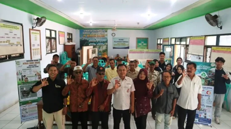 Cegah Penyumbatan Saluran Desa Jrakahpayung, KKN Undip Luncurkan Mading Edukasi