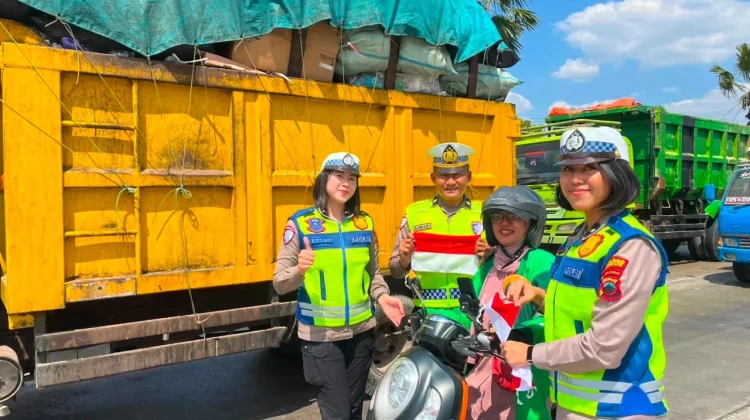 Polda Jateng Bagikan 60 Ribu Bendera Merah Putih ke Masyarakat