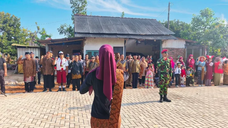 Unik, Kostum Limbah Plastik Warnai Upacara HUT RI di Kampung Puntan Semarang