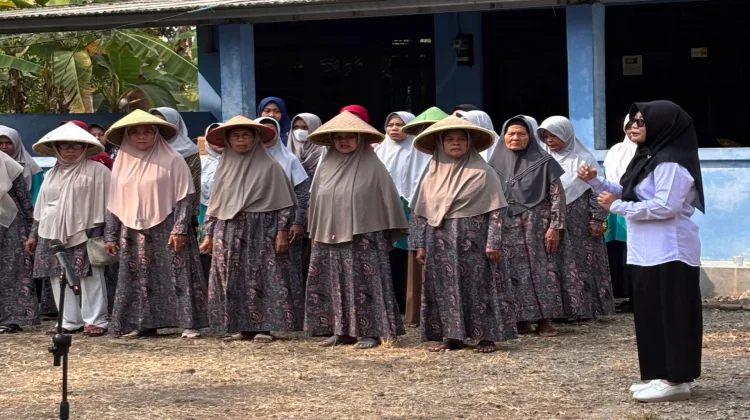 Upacara HUT ke-81 RI di Desa Rejosari Purworejo, Petani dan Tukang Becak Berbaris
