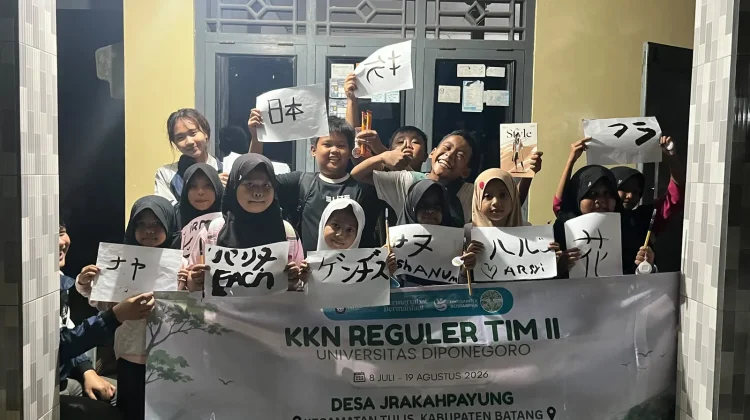 Mahasiswa KKN Undip Ajak Anak-anak Jrakahpayung Praktik Kaligrafi Jepang