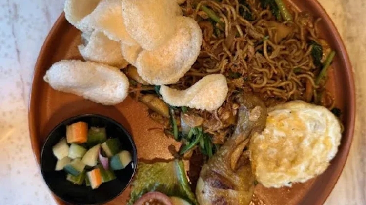 Nikmatnya Bakmi Goreng Jawa dengan Ayam Goreng Telur