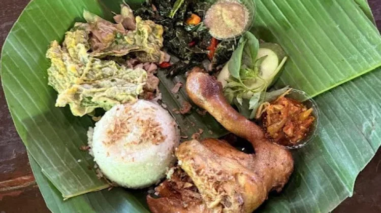 Nikmatnya Nasi Ayam Goreng dan Sayur Daun Pepaya