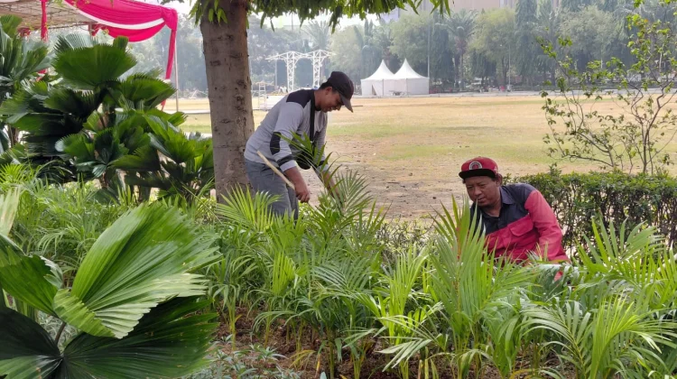 Upacara HUT RI Usai, Petugas Kebersihan Simpang Lima Bergerak