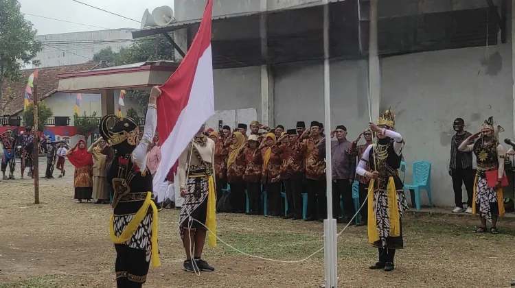Tokoh Pewayangan Jadi Petugas Upacara HUT RI di Dukuh Sinoman Salatiga