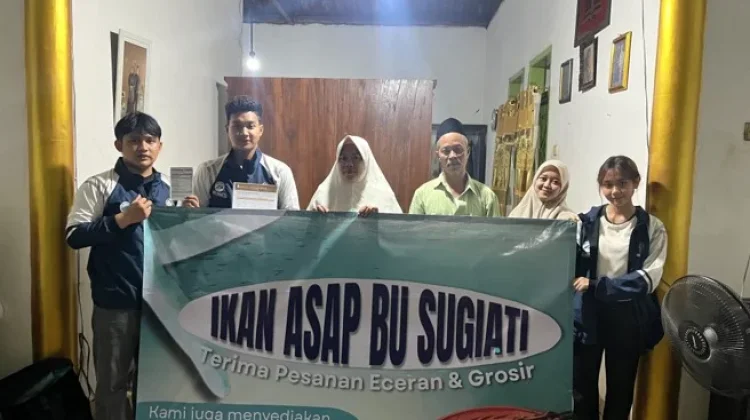 Uji Kualitas Air, KKN Undip Serahkan Sertifikat Sanitasi ke Enam UMKM Ikan Asap
