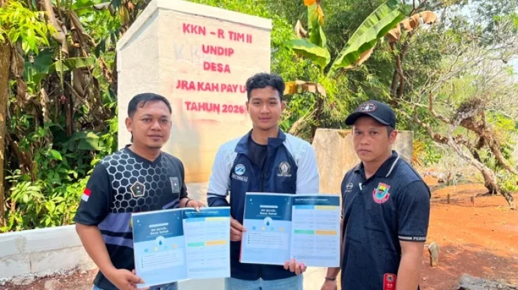 Mahasiswa KKN Undip Berikan Booklet Hasil Uji Kualitas Mata Air Desa Jrakahpayung