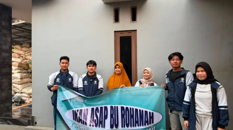 Dukung Penguatan UMKM Ikan Asap, KKN Undip Bantu Pendampingan Pemasaran Digital
