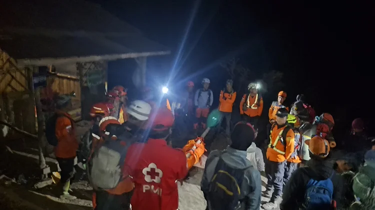 Evakuasi Pendaki Gunung Slamet Selesai, Jenazah Tiba di Basecamp Permadi Guci