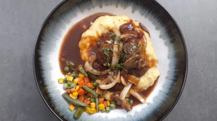 Resep Swedish Meatball dengan Mashed Potato yang Gurih