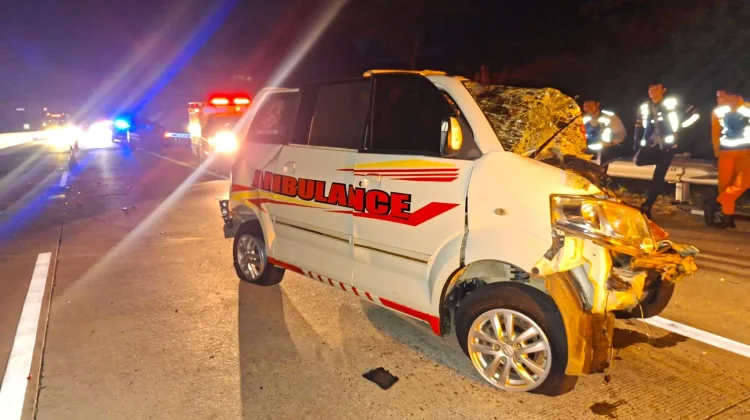 Ambulans Tabrak Truk, Tiga Penumpang Tewas di Tol Batang-Semarang KM 379