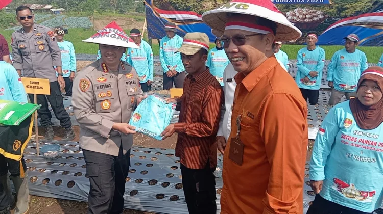 Tanam Bawang Serentak, Polresta Batang Dukung Swasembada Pangan