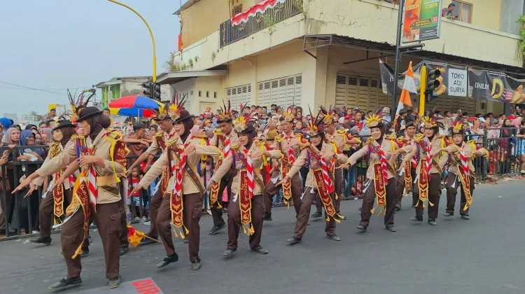 Kekompakan Pramuka Amjunsi SMAN 1 Bandar Semarakkan Karnaval Kemerdekaan