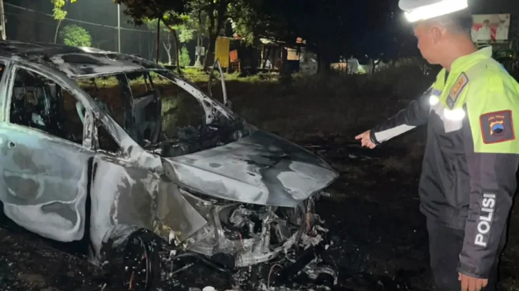 Diduga Rem Blong, Mobil Tergelincir dan Terbakar di JLS Salatiga