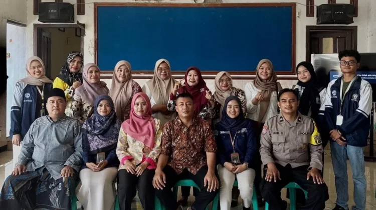 Mahasiswa KKN Undip Kenalkan Pemanfaatan Sampah Plastik Jadi Paving Block