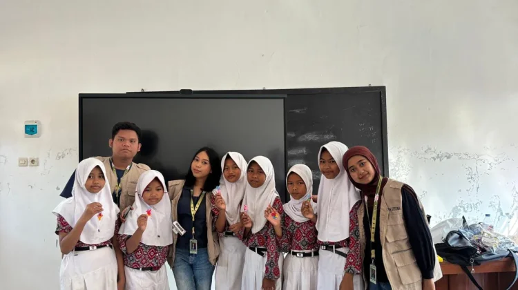 Sulap Limbah Botol Plastik Jadi Karya, KKN Undip Kenalkan Pelajar Budaya Mottainai