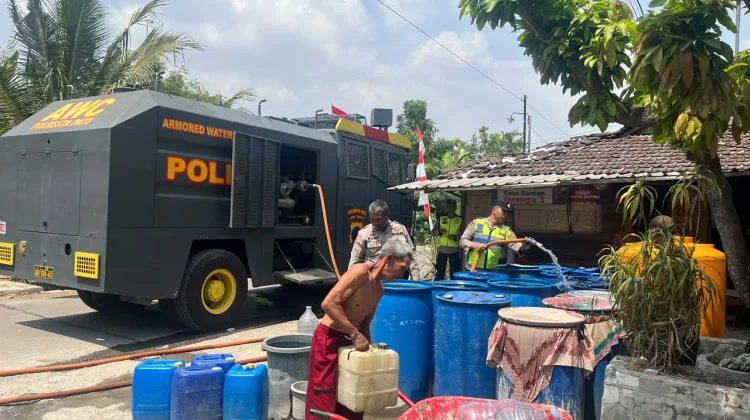 Kekeringan, Polresta Pati Salurkan 13 Ribu Liter Air Bersih ke Warga Jakenan