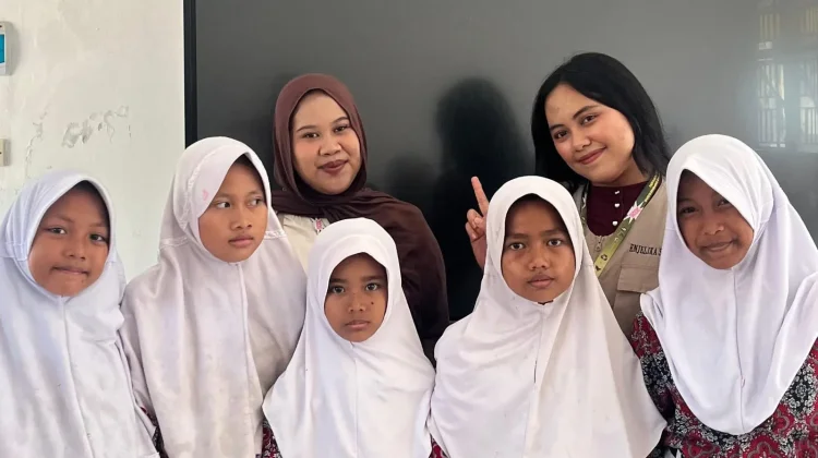 Kurangi Sampah Anorganik, KKN Undip Ajarkan Pembuatan Gantungan Kunci Ala Jepang
