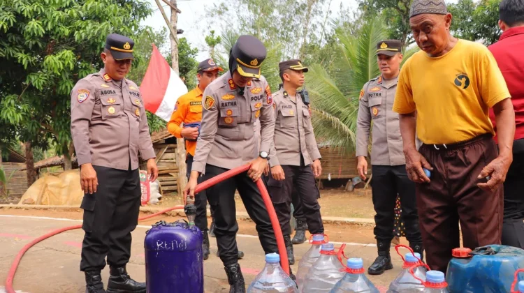 Atasi Krisis Air, Polres Kendal Distribusikan 10.000 Liter Air Bersih di Sirowo