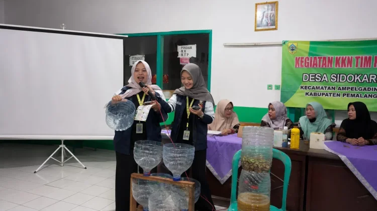 Kelola Sampah Organik, KKN Undip Edukasi Ibu-ibu PKK Sidokare Cara Membuat POC