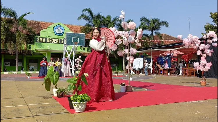 Rayakan HUT Kemerdekaan, SMAN 2 Batang Suguhkan Harmoni Budaya Lintas Negara