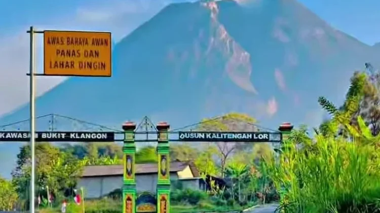 Gapura Kembar di Bukit Klangon yang Eksotis