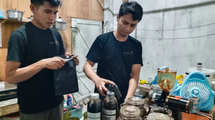 Meracik Kopi, Merawat Mimpi, Kisah Ari Mengembangkan Karfuan Coffee