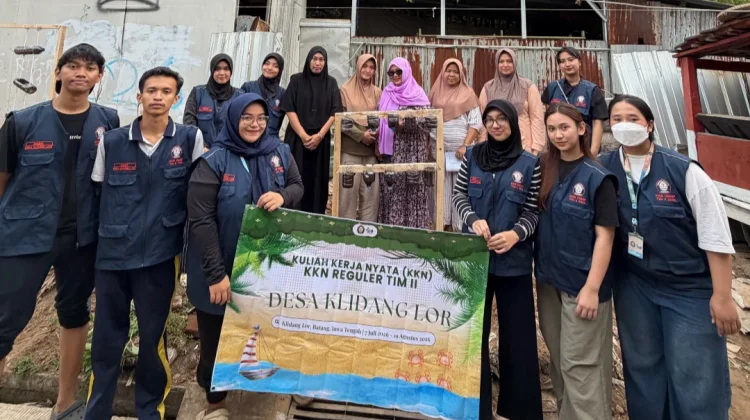 Mahasiswa Undip Ajak Warga Klidang Lor Sulap Botol Bekas Jadi Media Tanam Kencur