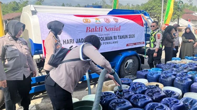 Polwan Polres Pemalang Salurkan 13 Ribu Liter Air Bersih ke Desa Pagenteran