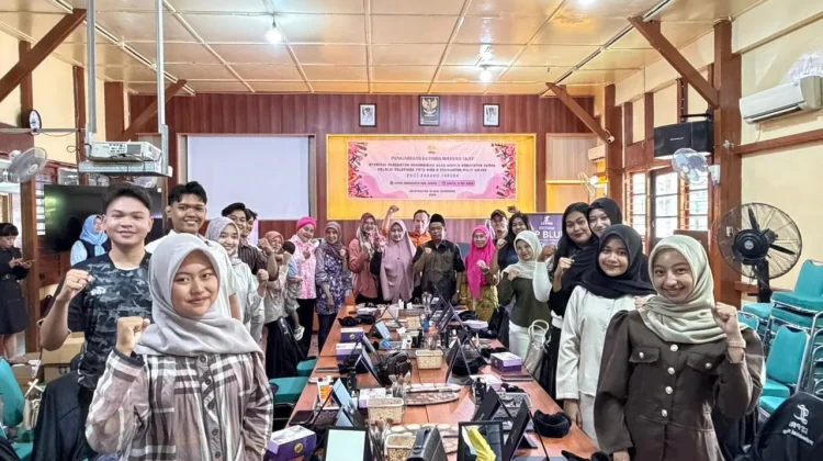 Unnes Latih Tata Rias dan Perawatan Wajah Anggota Karang Taruna Desa Wisata Demak