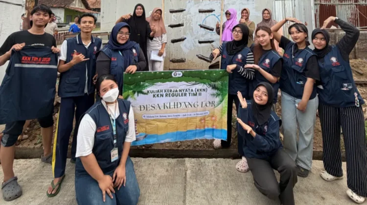 Keterbatasan Lahan, Mahasiswa Kembangkan Vertical Garden dari Botol Plastik