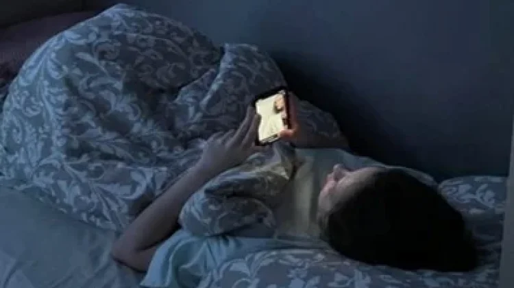 Tips Kurangi Kebiasaan Scroll Gawai sebelum Tidur