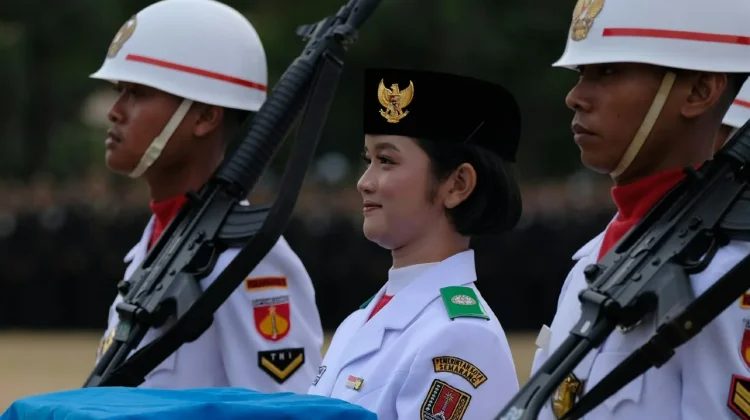 Kisah Jemima, Anggota Paskibraka Pembawa Baki Terima Bendera dari Gubernur Jateng