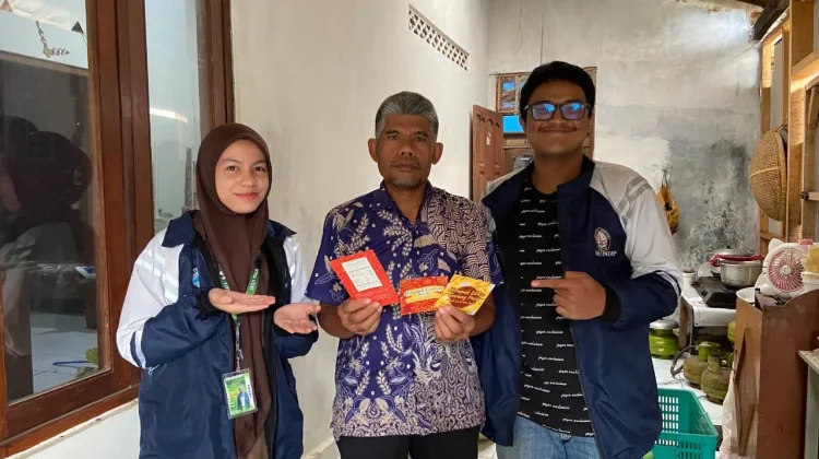 Kembangkan Usaha Kerupuk Goreng Pasir, KKN Undip Perkuat Label Kemasan Produk
