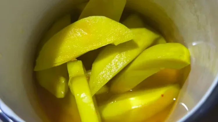Asinan Mangga Segar, Camilan Asem Manis Pedas yang Bikin Nagih