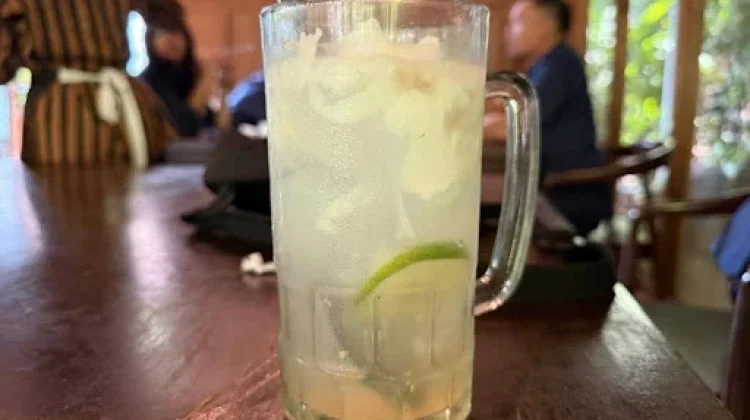 Segarnya Es Jeruk Kelapa Muda yang Menggoda