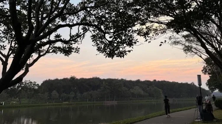 Menikmati Matahari Terbenam dengan Olahraga di Pinggir Danau