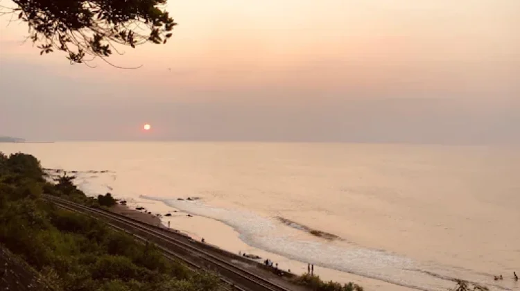 Keindahan Senja di Bukit Cinta Pantai Jodo