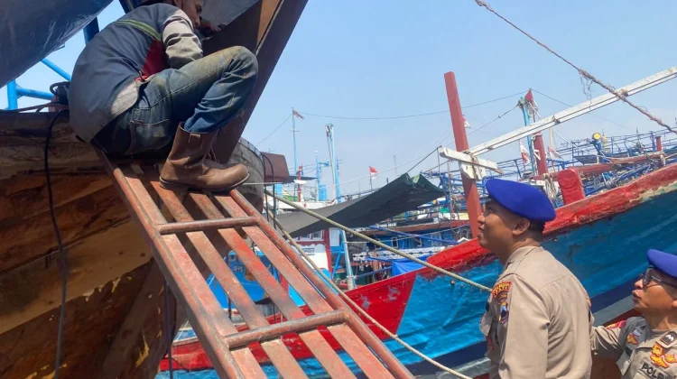 Cegah Kebakaran Kapal, Polresta Pati IngatkPekerja Las Wajib Sedia APAR