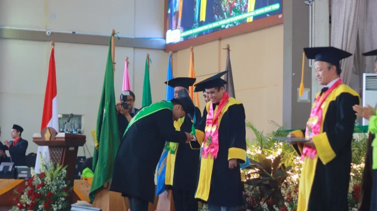 Upacara Wisuda UIN Walisongo Diwarnai Kisah Haru Pengorbanan Orang Tua