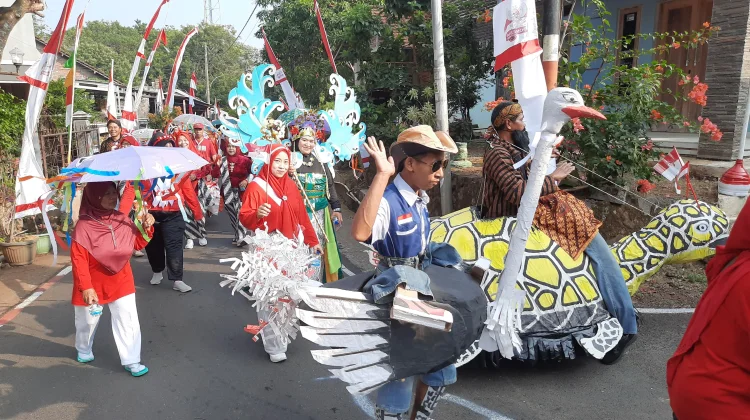 Warga Pakintelan Gelar Karnval dengan Kostum Unik