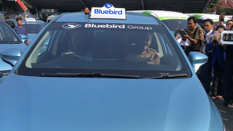 Coba Taksi Listrik Bluebird, Gubernur Jateng Dukung Transportasi Energi Bersih