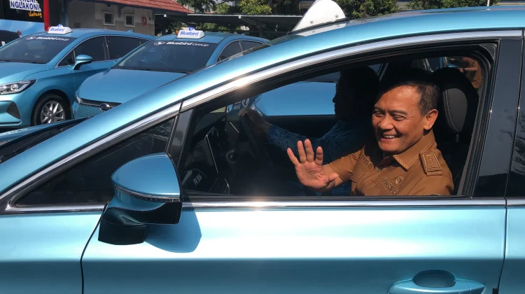 Coba Taksi Listrik Bluebird, Gubernur Jateng Dukung Transportasi Energi Bersih