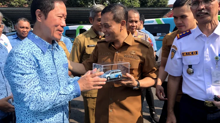 Coba Taksi Listrik Bluebird, Gubernur Jateng Dukung Transportasi Energi Bersih