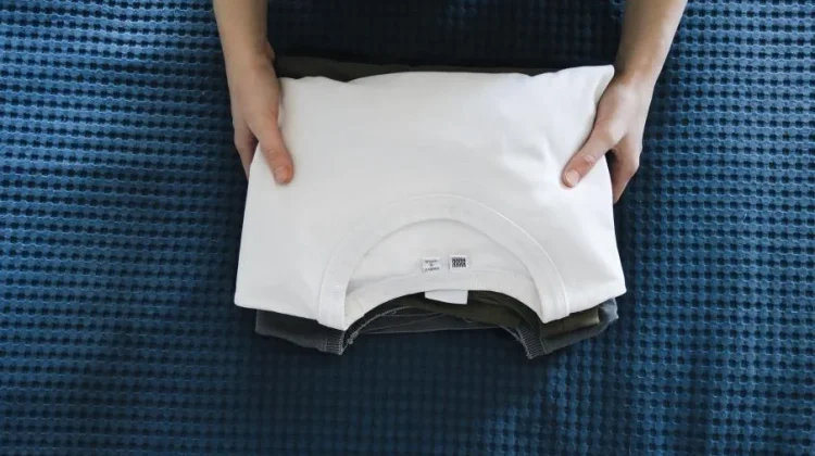 Life Hack Lipat Baju Lebih Rapi dengan Bantuan Buku