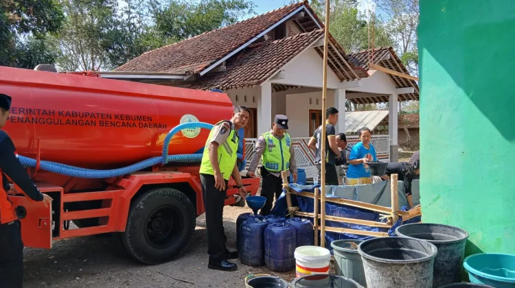 Kemarau, Polsek Buayan dan BPBD Kebumen Salurkan 3 Tangki Air Bersih ke Jogomulyo