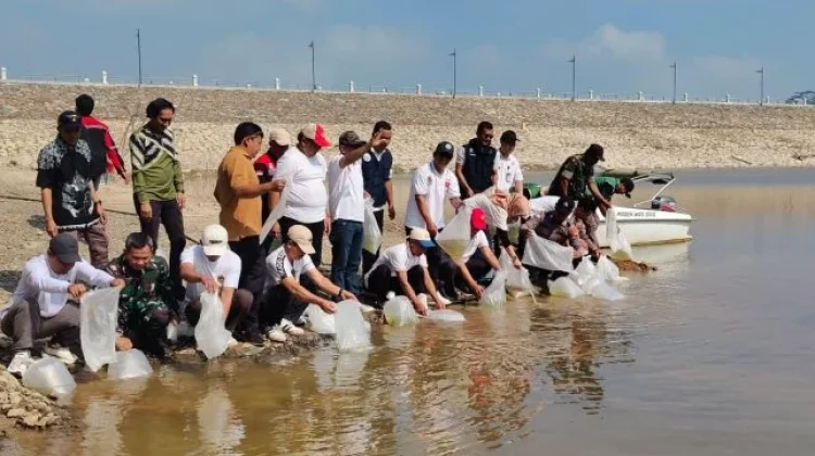 Tebar 15 Ribu Benih Ikan, Karanganyar Perkuat Ekosistem dan Ketahanan Pangan