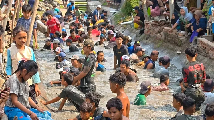 Lomba Tangkap Ikan di Kesesi Meriahkan HUT RI, Pedagang Ikut Raup Rezeki