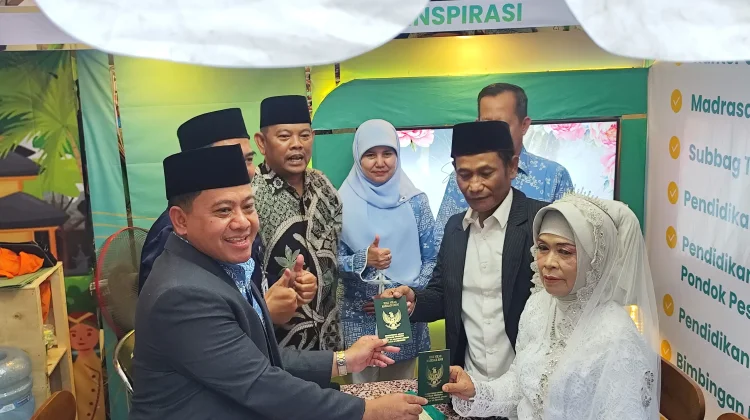 Sah..sah..sah! Pasangan Lansia Akad Nikah di tengah Pekan Raya Kajen